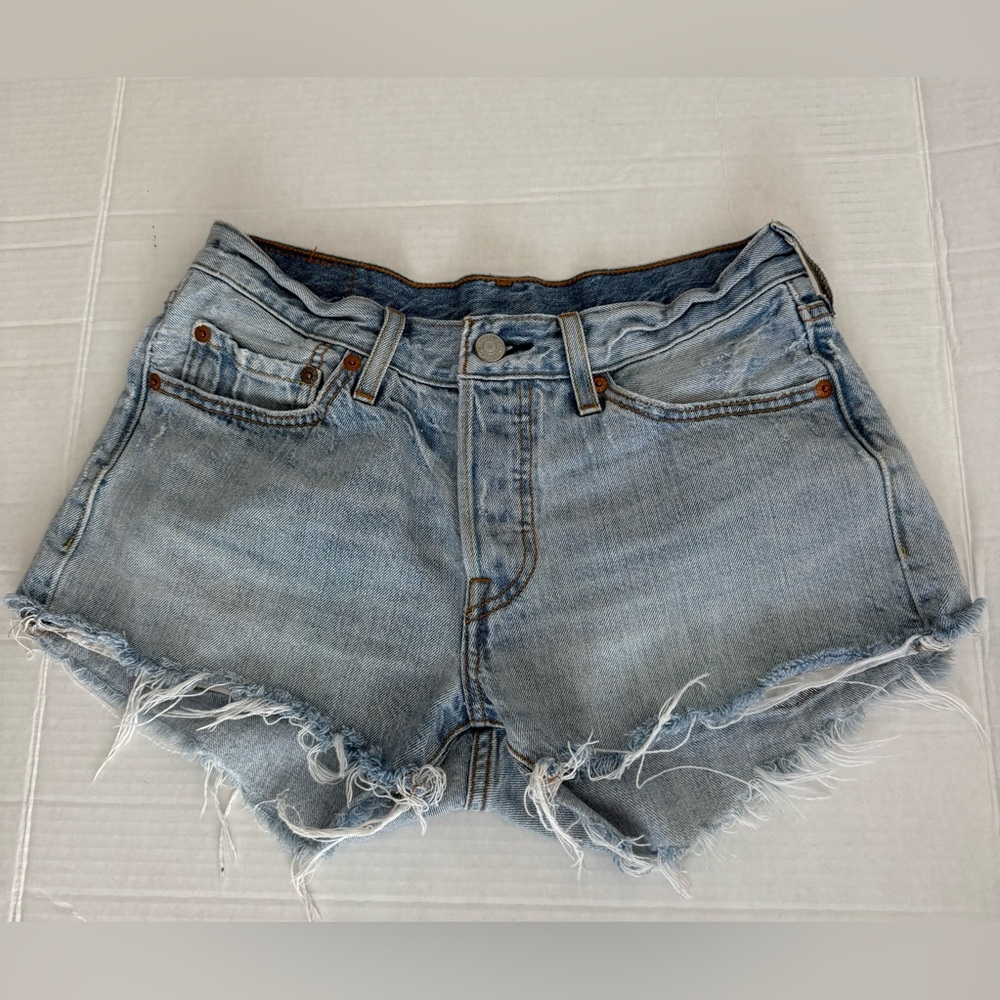 Levi’s ~ 501 denim cut off shorts ~ light wash ~ Size 26